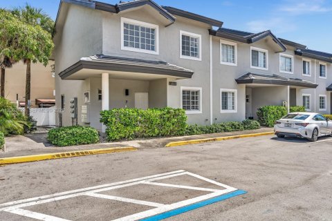 Townhouse in North Miami, Florida 3 bedrooms, 145.86 sq.m. № 2265233