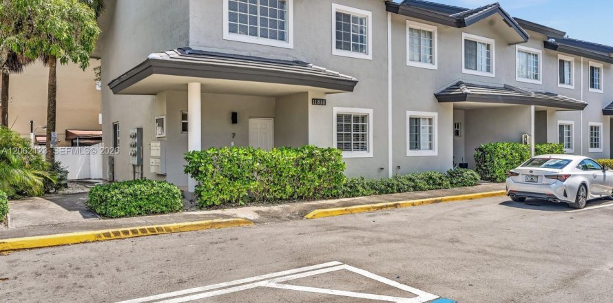Townhouse in North Miami, Florida 3 bedrooms, 145.86 sq.m. № 2265233