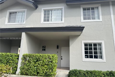 Townhouse in North Miami, Florida 3 bedrooms, 145.86 sq.m. № 2265233 - photo 2