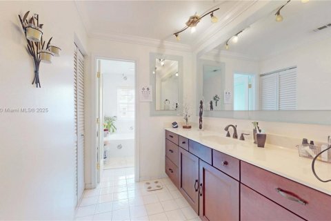 House in Miami, Florida 3 bedrooms, 201.13 sq.m. № 1711800 - photo 22