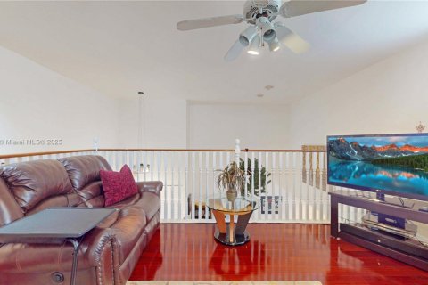 House in Miami, Florida 3 bedrooms, 201.13 sq.m. № 1711800 - photo 24