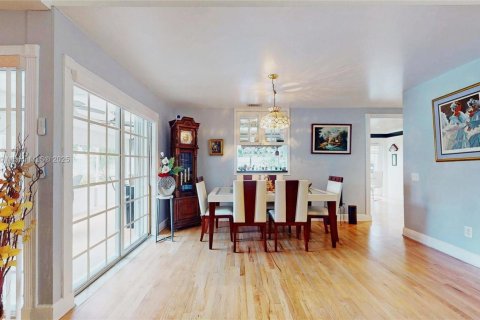 House in Miami, Florida 3 bedrooms, 201.13 sq.m. № 1711800 - photo 13