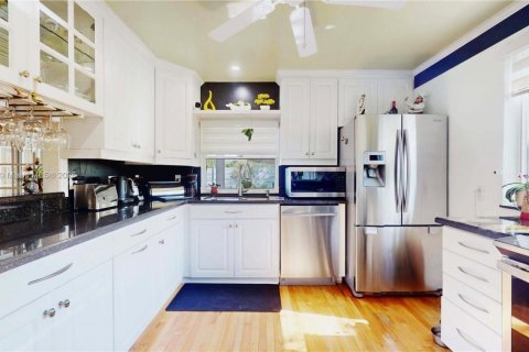 House in Miami, Florida 3 bedrooms, 201.13 sq.m. № 1711800 - photo 4