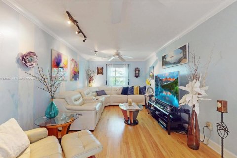 House in Miami, Florida 3 bedrooms, 201.13 sq.m. № 1711800 - photo 20