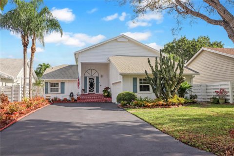 House in Miami, Florida 3 bedrooms, 201.13 sq.m. № 1711800 - photo 1