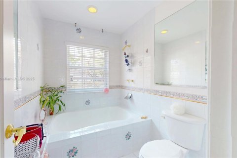 House in Miami, Florida 3 bedrooms, 201.13 sq.m. № 1711800 - photo 8