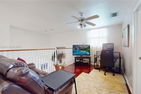 House in Miami, Florida 3 bedrooms, 201.13 sq.m. № 1711800 - photo 23