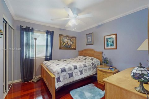 House in Miami, Florida 3 bedrooms, 201.13 sq.m. № 1711800 - photo 27