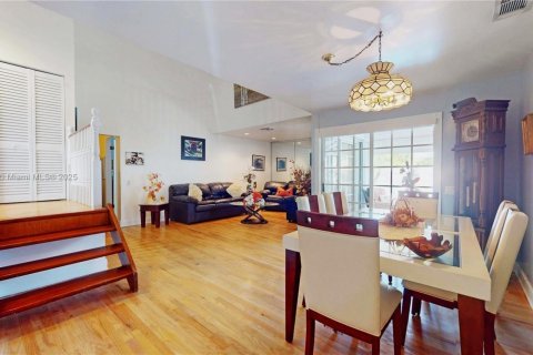 House in Miami, Florida 3 bedrooms, 201.13 sq.m. № 1711800 - photo 3