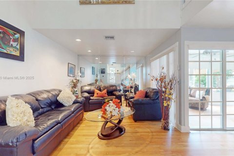 House in Miami, Florida 3 bedrooms, 201.13 sq.m. № 1711800 - photo 12