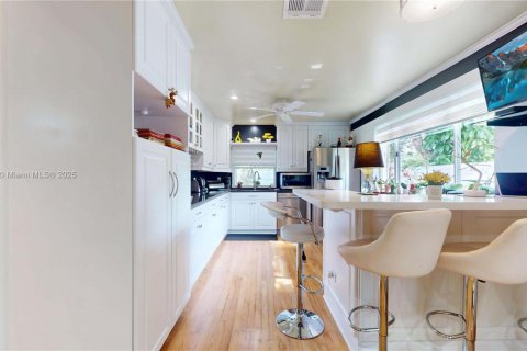 House in Miami, Florida 3 bedrooms, 201.13 sq.m. № 1711800 - photo 14