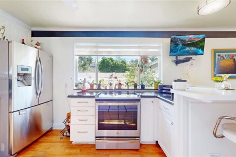 House in Miami, Florida 3 bedrooms, 201.13 sq.m. № 1711800 - photo 15