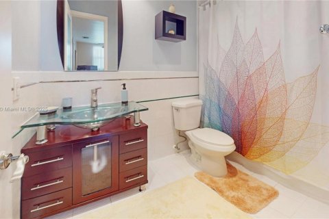 House in Miami, Florida 3 bedrooms, 201.13 sq.m. № 1711800 - photo 26