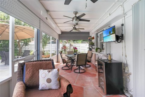 House in Miami, Florida 3 bedrooms, 201.13 sq.m. № 1711800 - photo 9