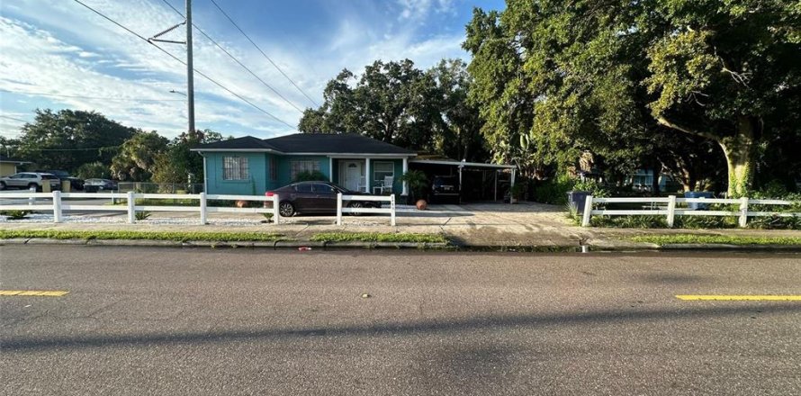 House in Tampa, Florida 4 bedrooms, 141.21 sq.m. № 1335057