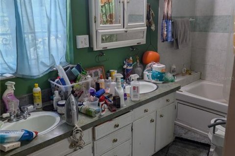 House in Tampa, Florida 4 bedrooms, 141.21 sq.m. № 1335057 - photo 9