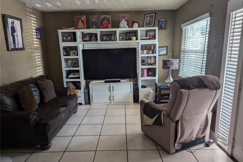 House in Tampa, Florida 4 bedrooms, 141.21 sq.m. № 1335057 - photo 16