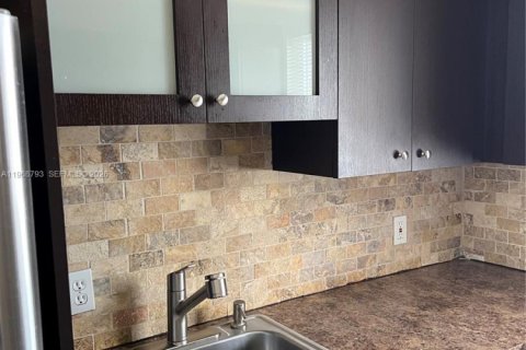 Casa en alquiler en Miami, Florida, 2 dormitorios, 178.37 m2 № 2030984 - foto 5