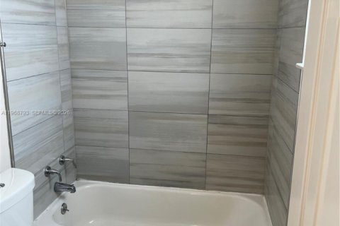 Casa en alquiler en Miami, Florida, 2 dormitorios, 178.37 m2 № 2030984 - foto 6