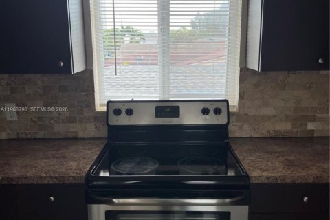 Casa en alquiler en Miami, Florida, 2 dormitorios, 178.37 m2 № 2030984 - foto 4