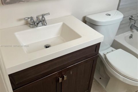 Casa en alquiler en Miami, Florida, 2 dormitorios, 178.37 m2 № 2030984 - foto 7