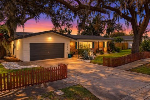 House in Largo, Florida 4 bedrooms, 192.4 sq.m. № 2430586
