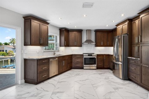 House in Longboat Key, Florida 4 bedrooms, 292.55 sq.m. № 2166976 - photo 19