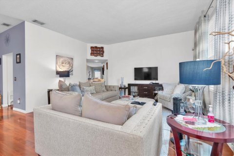 House in Tampa, Florida 4 bedrooms, 206.06 sq.m. № 1913593 - photo 16