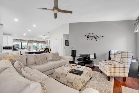House in Tampa, Florida 4 bedrooms, 206.06 sq.m. № 1913593 - photo 21