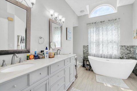 House in Tampa, Florida 4 bedrooms, 206.06 sq.m. № 1913593 - photo 25