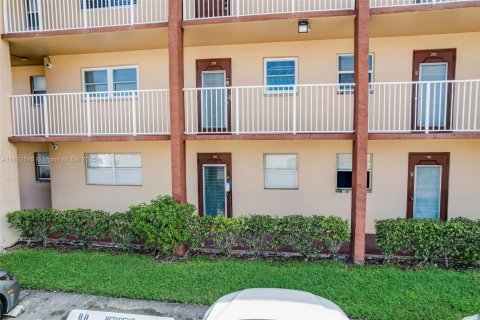 Купить кондоминиум в Санрайз, Флорида 2 спальни, 78.97м2, № 1952438 - фото 1