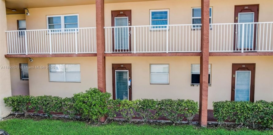 Кондоминиум с 2 спальнями в Санрайз, Флорида № 1952438