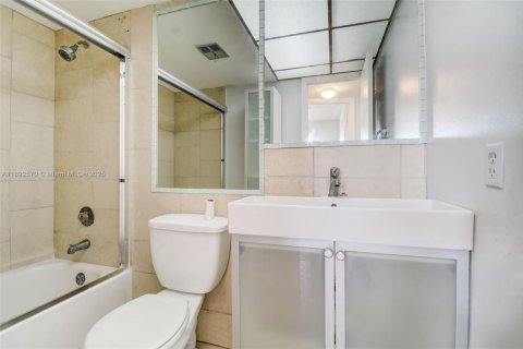 Купить кондоминиум в Санрайз, Флорида 2 спальни, 78.97м2, № 1952438 - фото 16