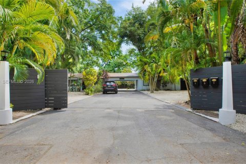 House in Miami, Florida 2 bedrooms № 2040099 - photo 2