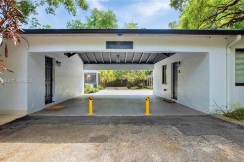 House in Miami, Florida 2 bedrooms № 2040099