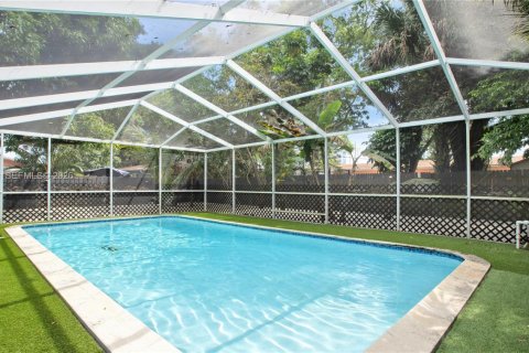 House in Miami, Florida 2 bedrooms № 2040099 - photo 3