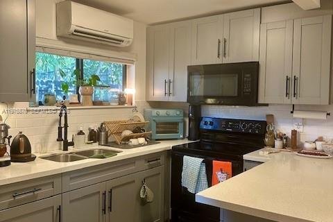 House in Miami, Florida 2 bedrooms № 2040099 - photo 11