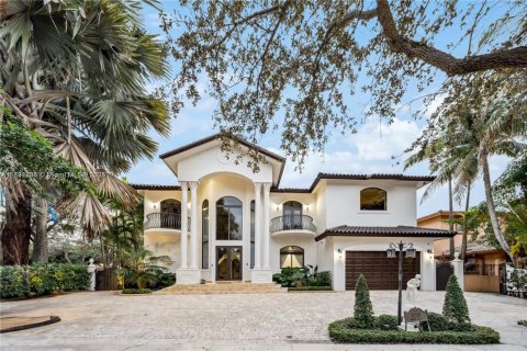 House in Miami Lakes, Florida 4 bedrooms, 351.45 sq.m. № 1716230 - photo 9