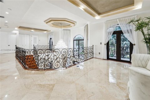 House in Miami Lakes, Florida 4 bedrooms, 351.45 sq.m. № 1716230 - photo 15
