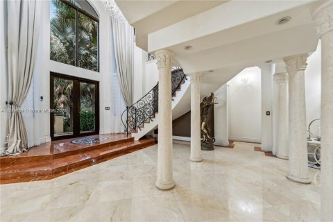 House in Miami Lakes, Florida 4 bedrooms, 351.45 sq.m. № 1716230 - photo 26