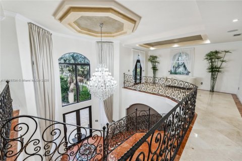 House in Miami Lakes, Florida 4 bedrooms, 351.45 sq.m. № 1716230 - photo 12