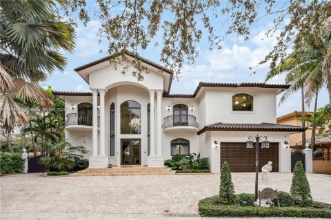 House in Miami Lakes, Florida 4 bedrooms, 351.45 sq.m. № 1716230 - photo 3