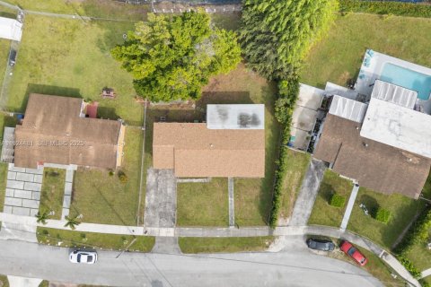 House in Miami Gardens, Florida 4 bedrooms, 136.85 sq.m. № 1982769 - photo 9