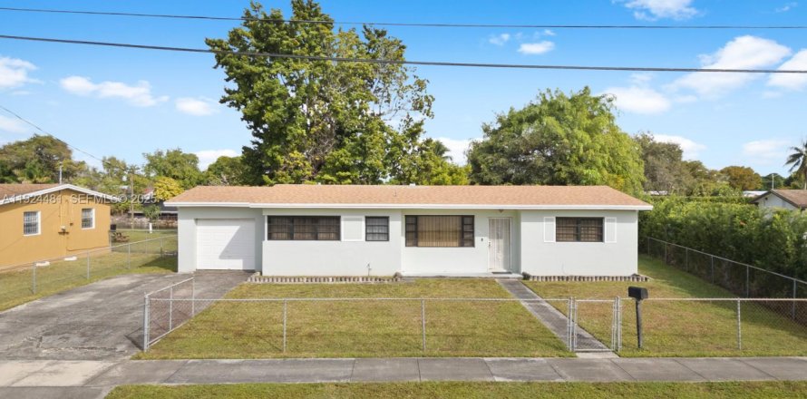 House in Miami Gardens, Florida 4 bedrooms, 136.85 sq.m. № 1982769