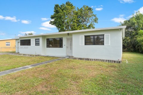 House in Miami Gardens, Florida 4 bedrooms, 136.85 sq.m. № 1982769 - photo 4