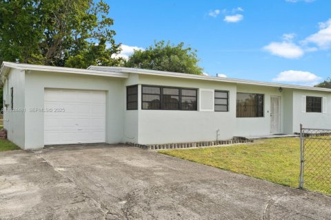 House in Miami Gardens, Florida 4 bedrooms, 136.85 sq.m. № 1982769 - photo 3