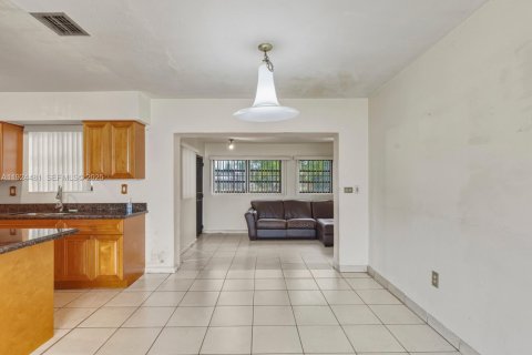 House in Miami Gardens, Florida 4 bedrooms, 136.85 sq.m. № 1982769 - photo 23