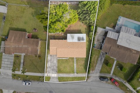 House in Miami Gardens, Florida 4 bedrooms, 136.85 sq.m. № 1982769 - photo 10