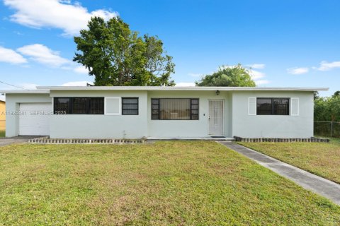 House in Miami Gardens, Florida 4 bedrooms, 136.85 sq.m. № 1982769 - photo 2