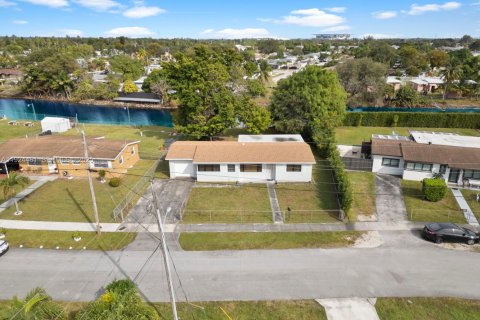 House in Miami Gardens, Florida 4 bedrooms, 136.85 sq.m. № 1982769 - photo 5